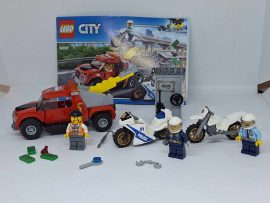 LEGO City - Bajba került vontató (60137) (katalógussal)