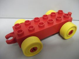 Lego Duplo Utánfutó alap kapcsos piros-sárga  (két kerekén zöld csík)