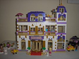 Lego Friends - Heartlake Grand Hotel 41101 (katalógussal) (2 db rózsaszínű táska hiányzik)